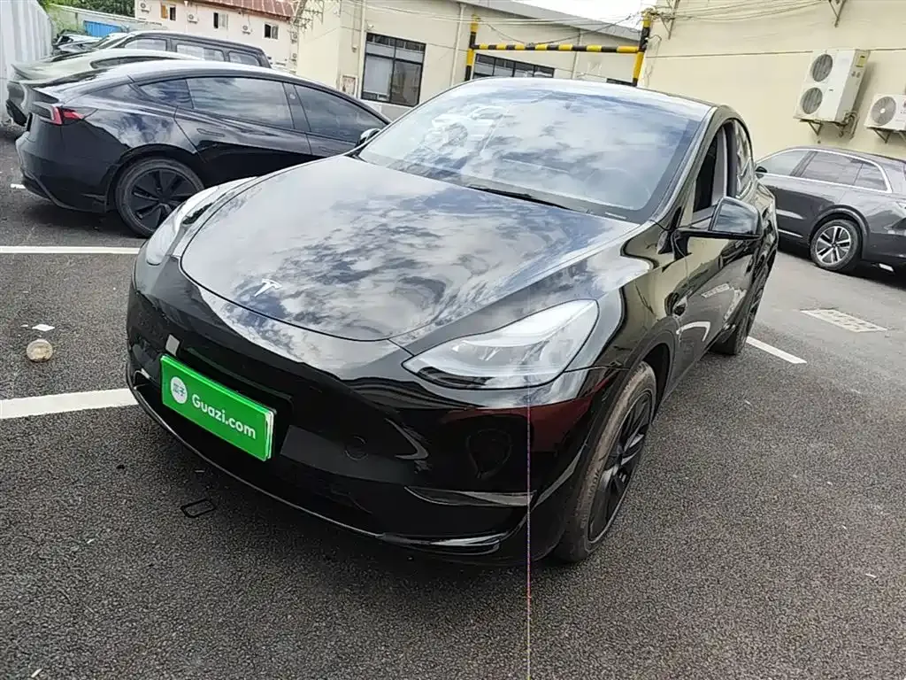 Tesla Model Y — фото 1