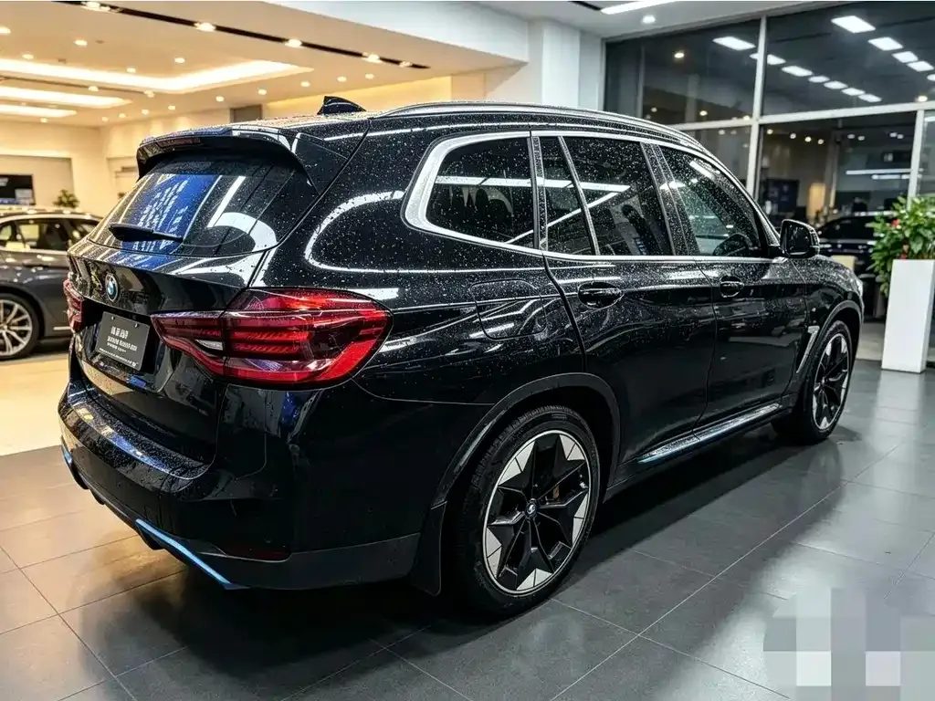 BMW iX3 — фото 8