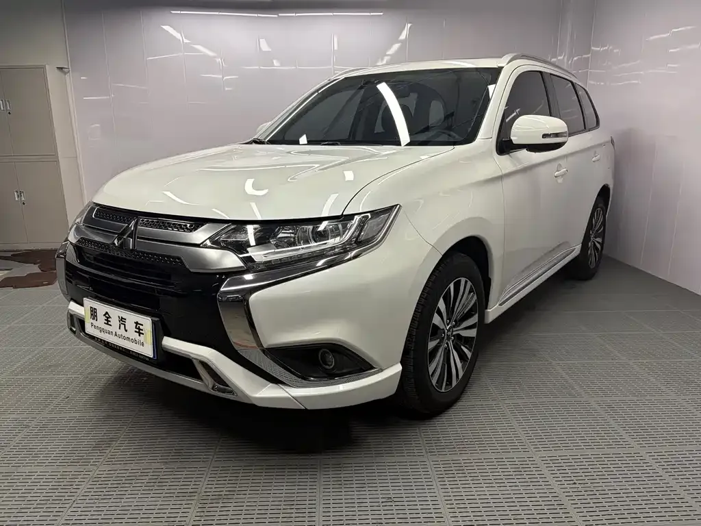 Mitsubishi Outlander — фото 1