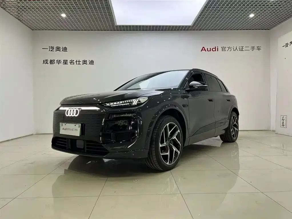 Audi Q6L e-tron — фото 1