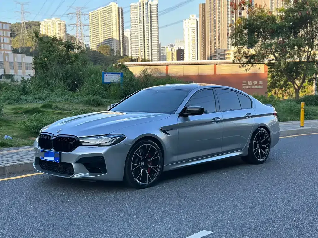 BMW M5 — фото 1