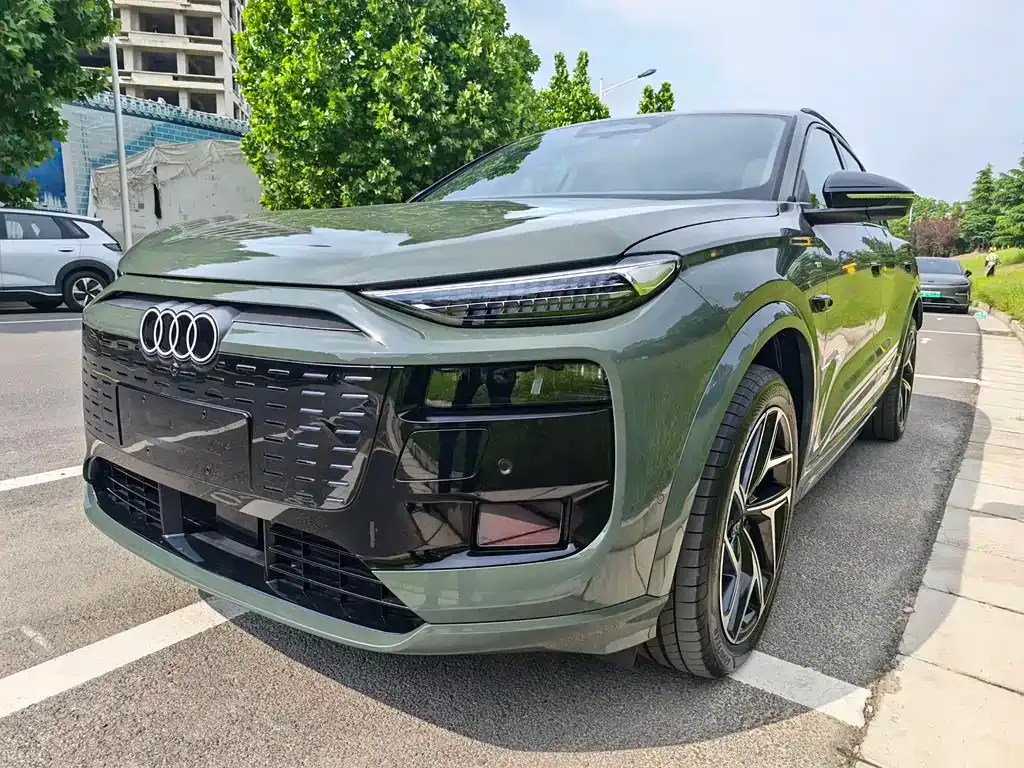 Audi Q6L e-tron — фото 1