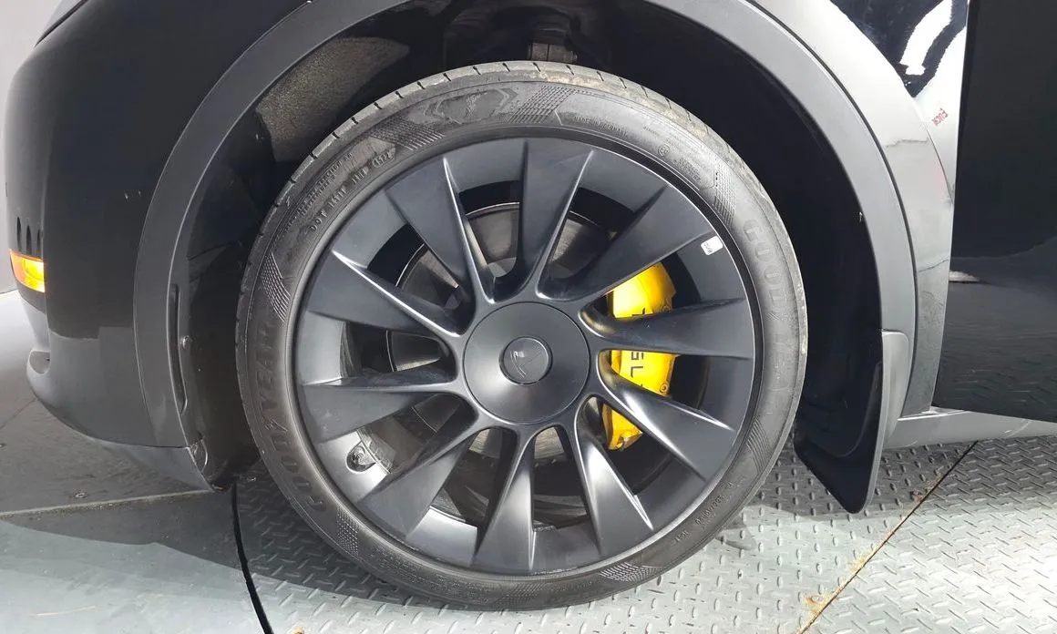 Tesla Model Y — фото 8