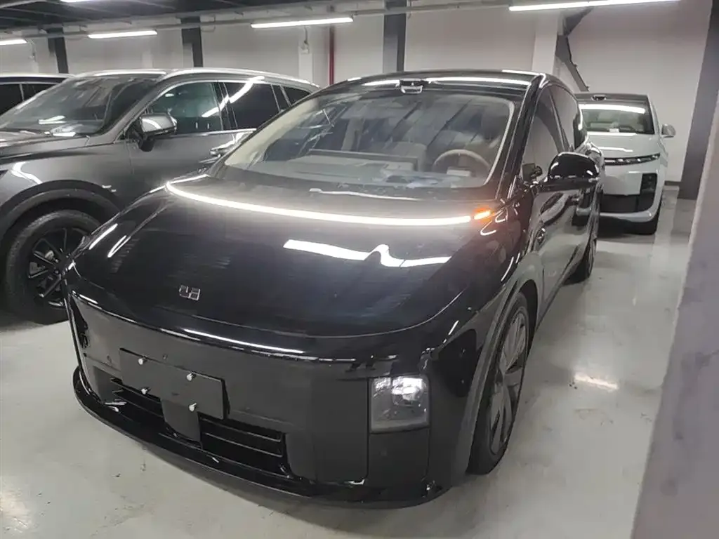 Li Auto i8 — фото 9