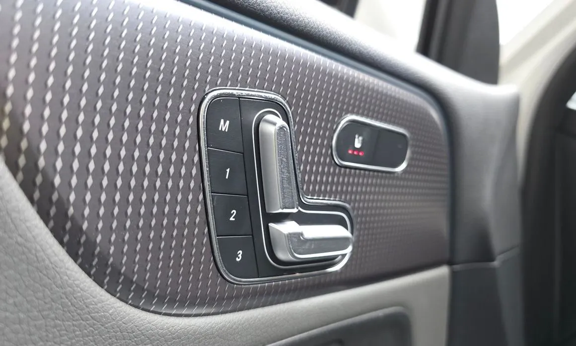 Mercedes-Benz EQB — фото 10
