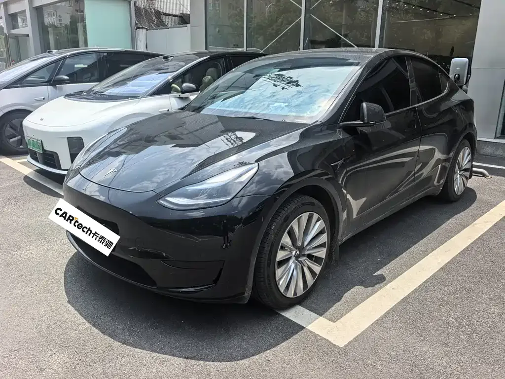 Tesla Model Y — фото 1