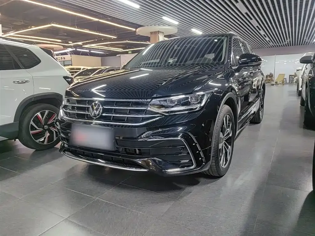 Volkswagen Tiguan L — фото 1
