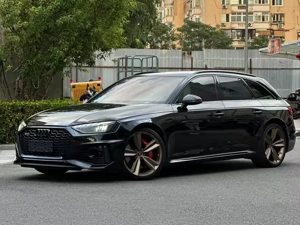 Audi RS 4 — фото 1