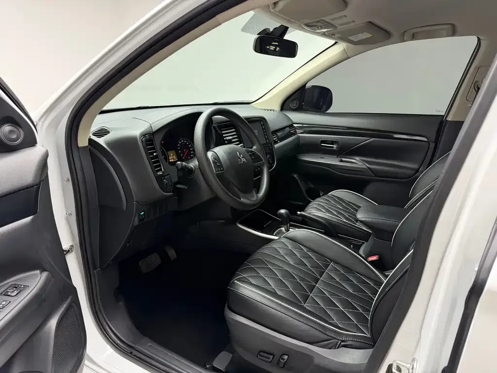 Mitsubishi Outlander — фото 10