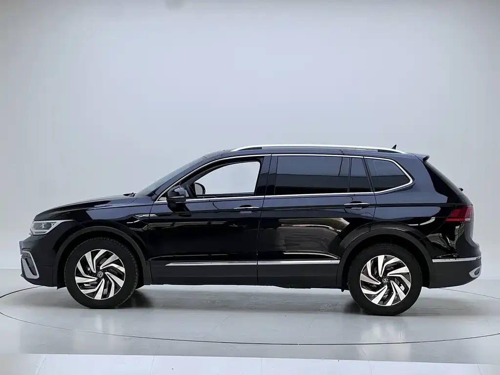 Volkswagen Tiguan L — фото 10