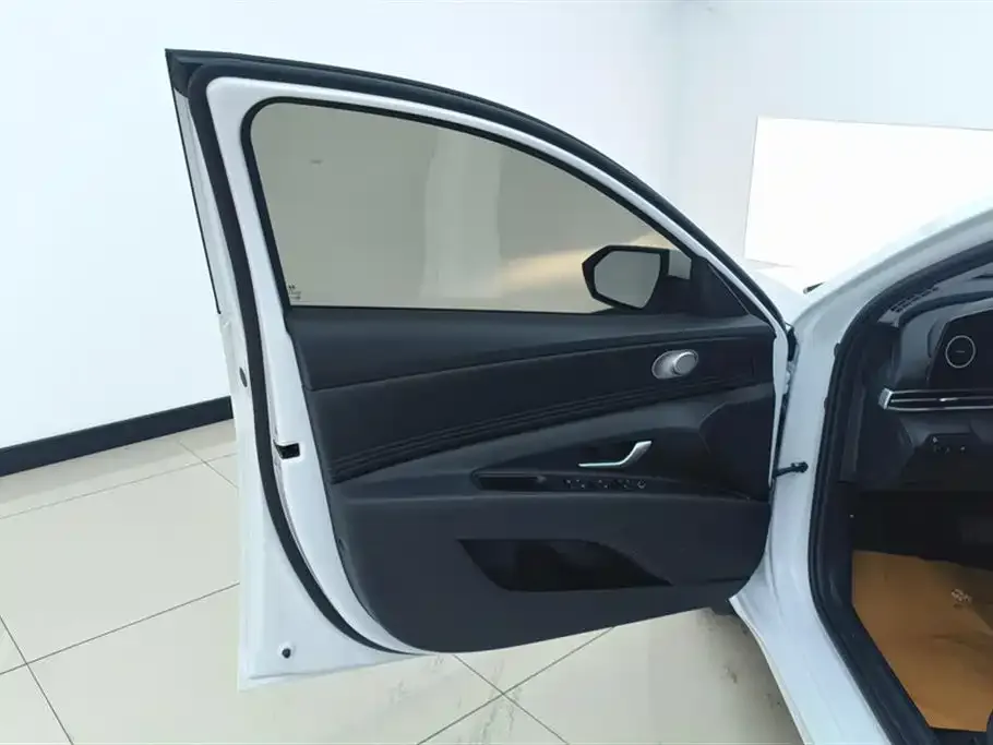 Hyundai Elantra — фото 3