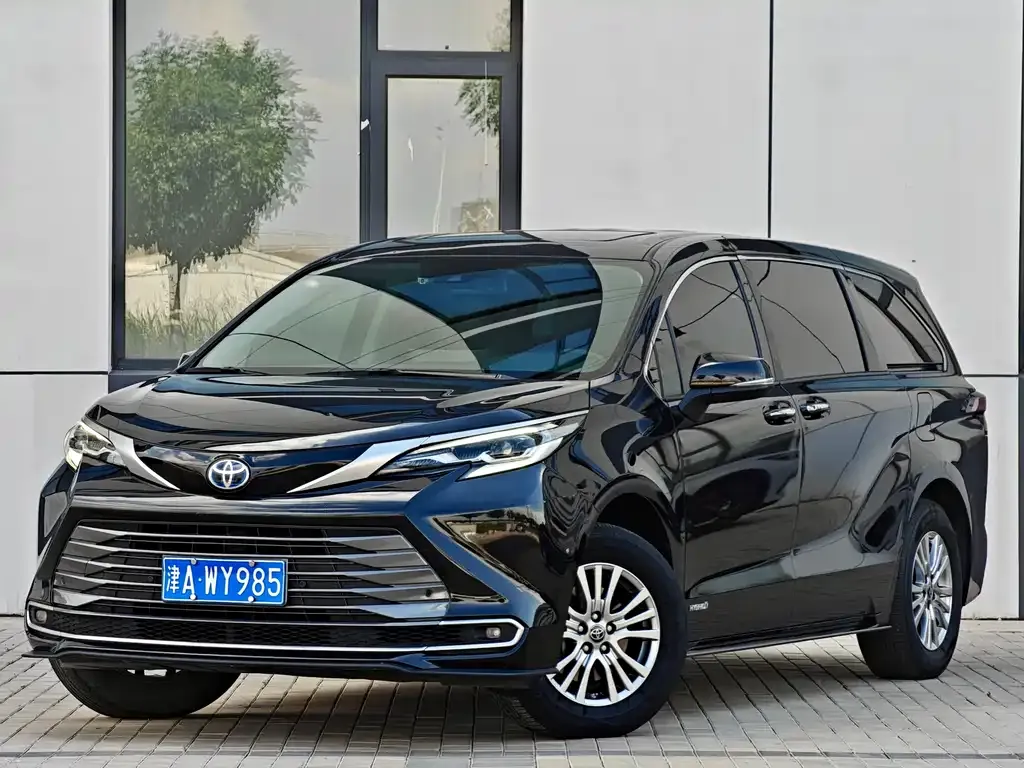 Toyota Sienna — фото 1