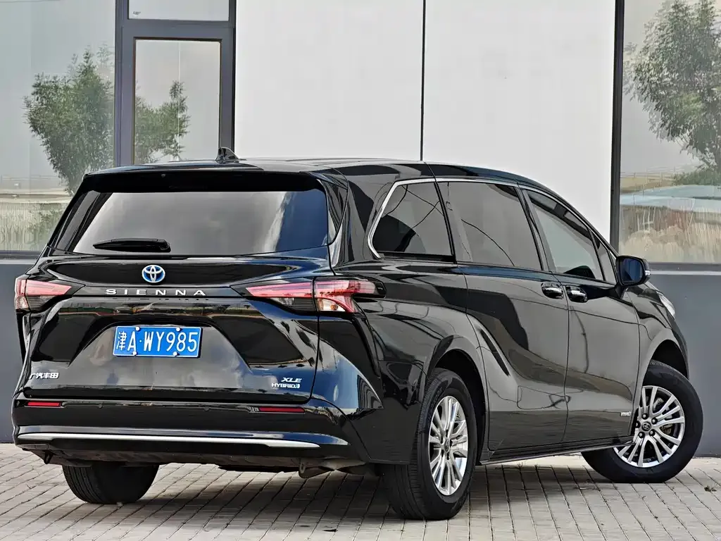 Toyota Sienna — фото 2