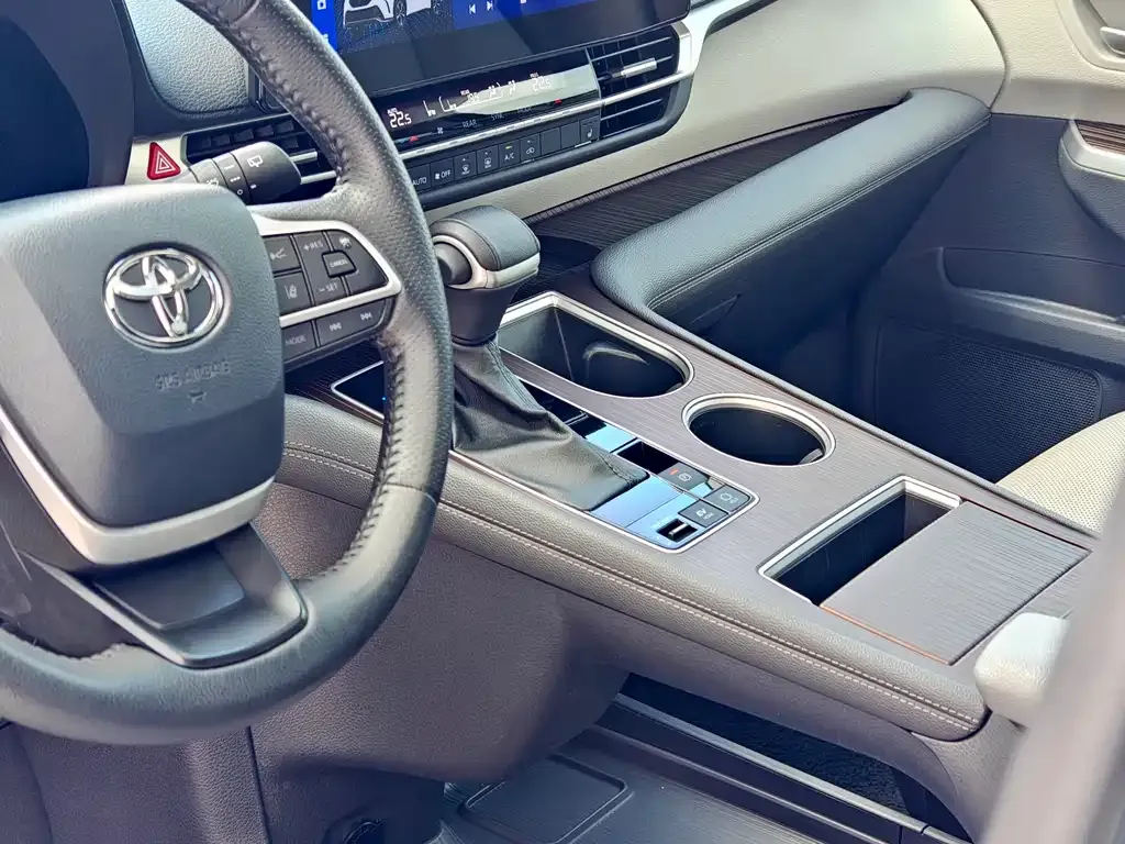 Toyota Sienna — фото 3