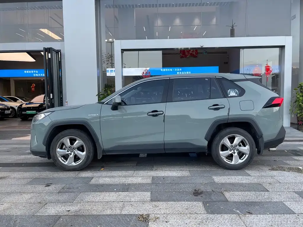 Toyota RAV4 — фото 4