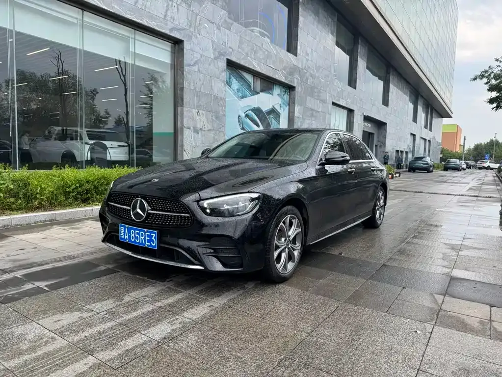 Mercedes-Benz E-Class — фото 1