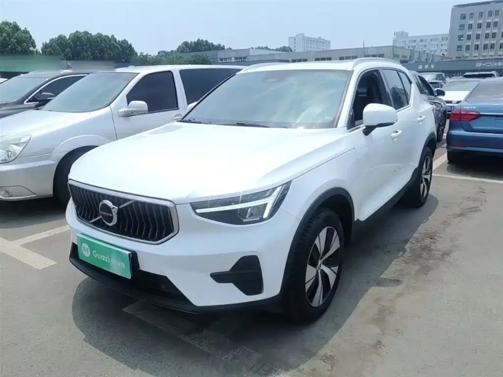 Volvo XC40 — фото 1