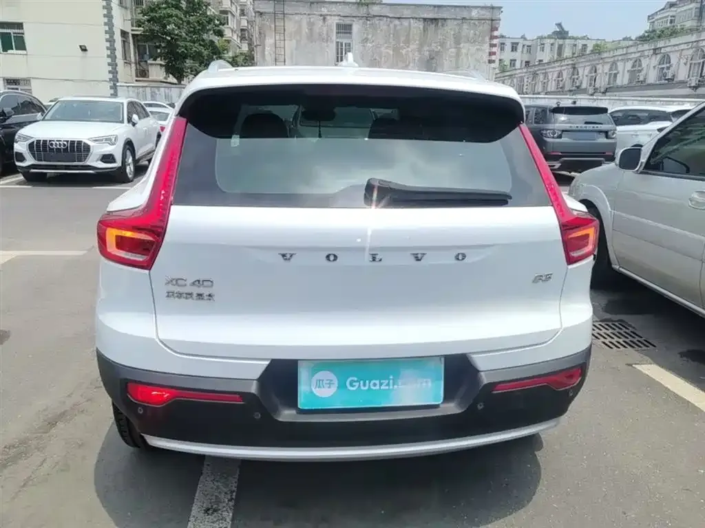 Volvo XC40 — фото 10