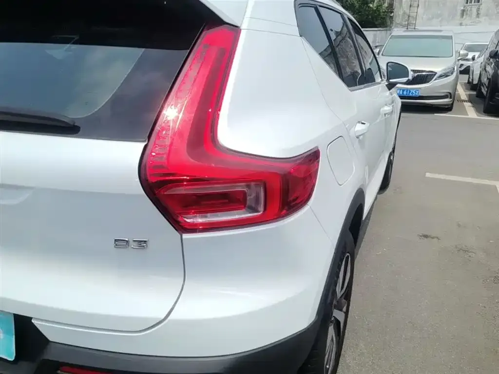 Volvo XC40 — фото 9