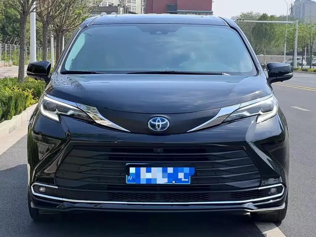 Toyota Sienna — фото 2