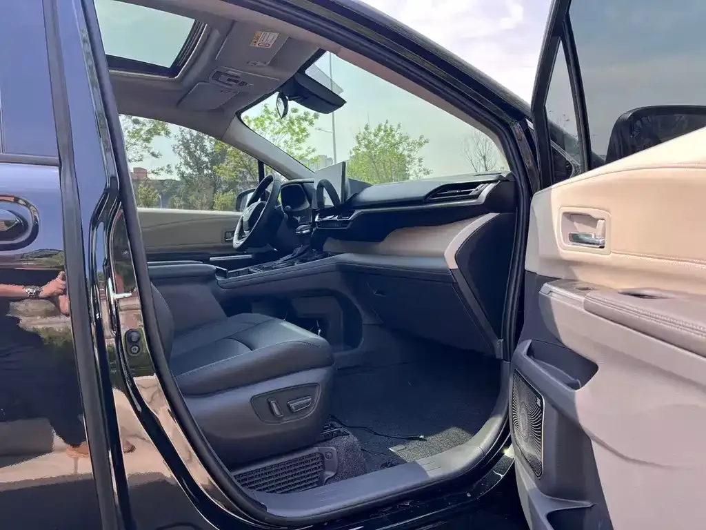 Toyota Sienna — фото 6