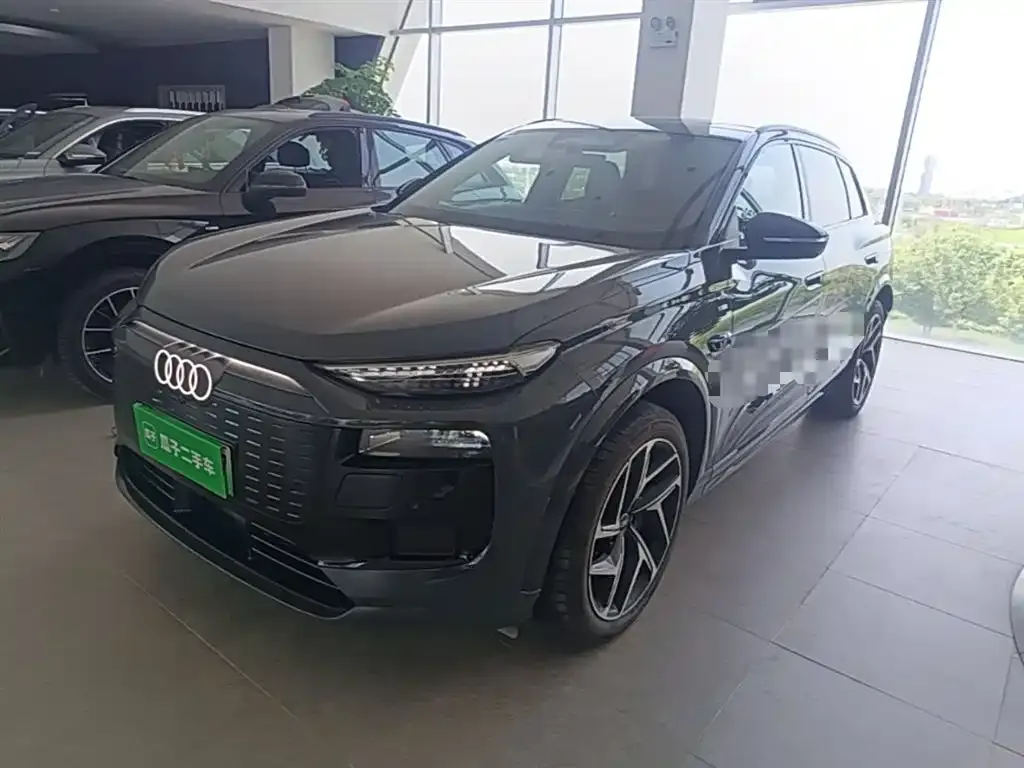 Audi Q6L e-tron — фото 1
