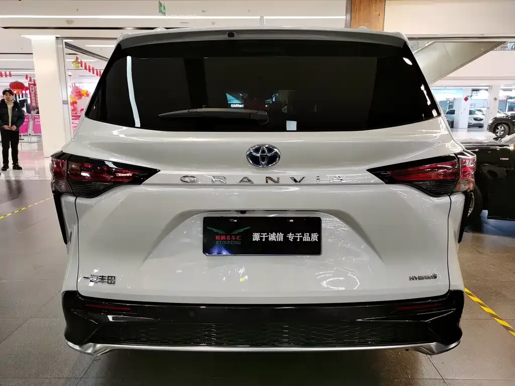 Toyota Granvia — фото 10