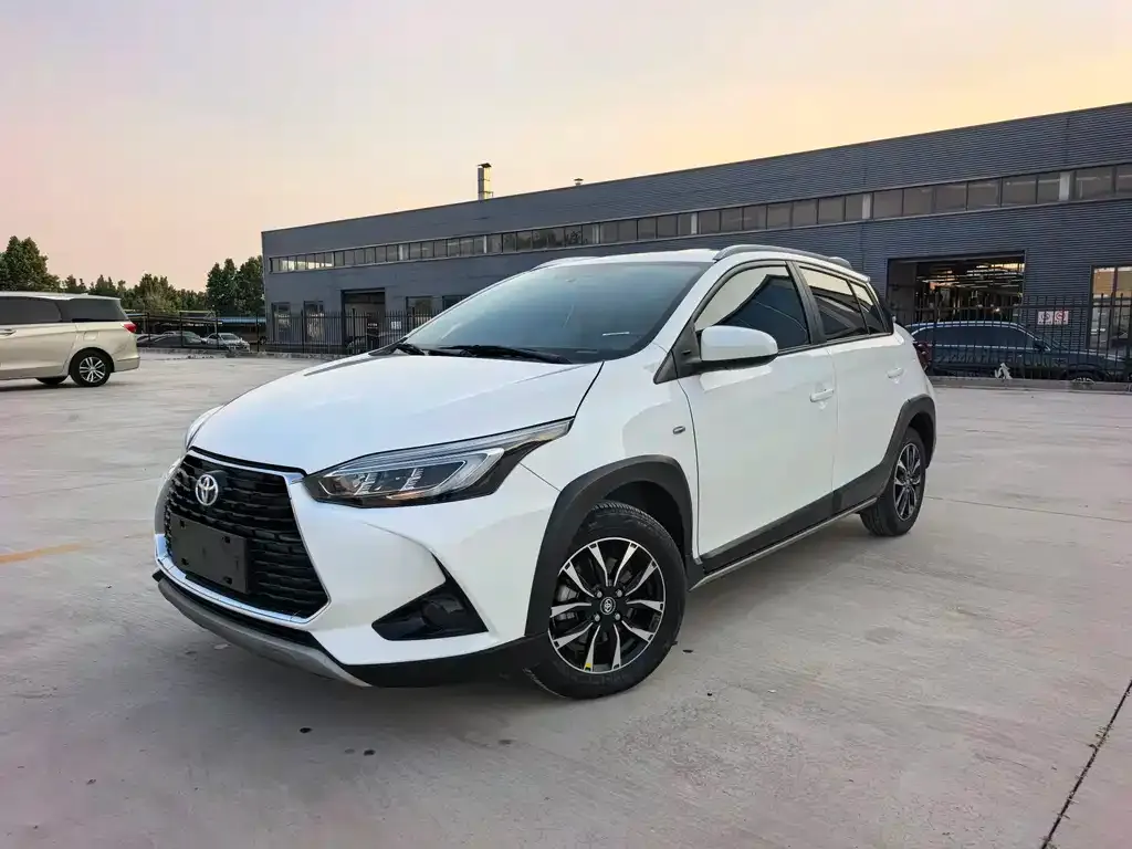Toyota Yaris L — фото 1