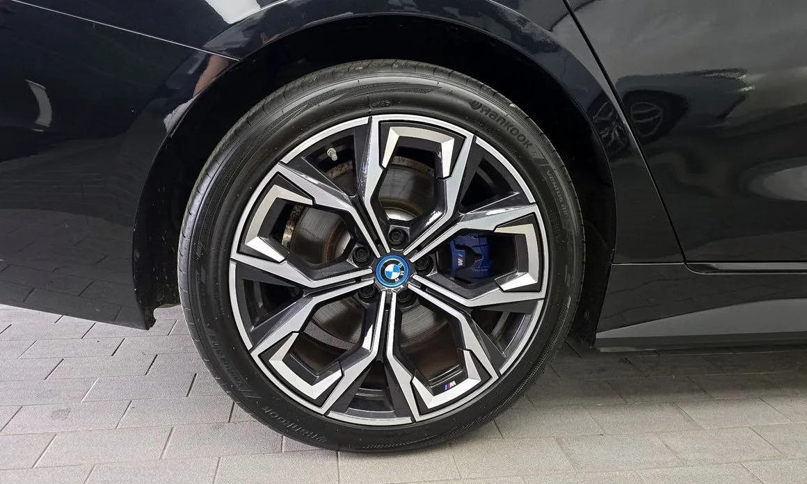 BMW i4 — фото 10