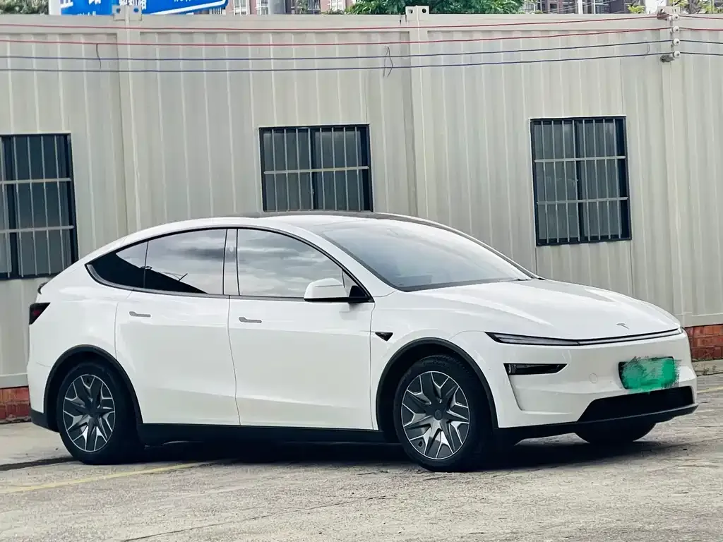 Tesla Model Y L — фото 10