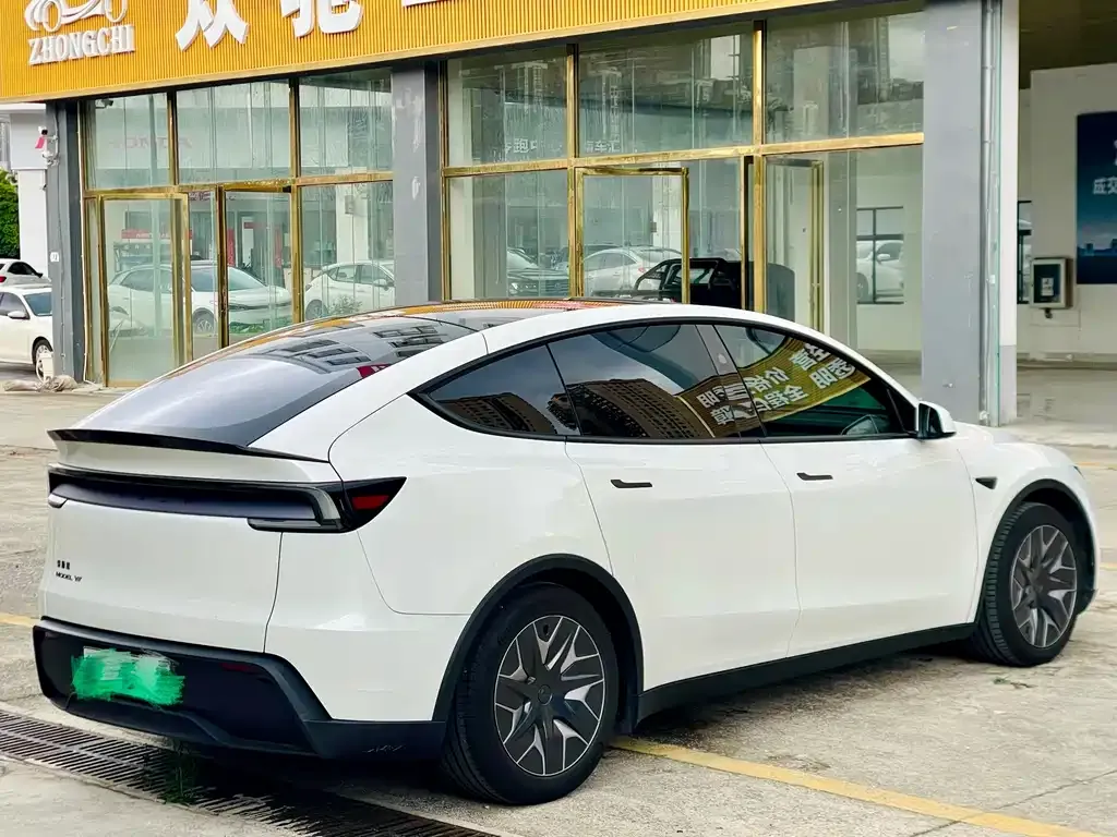 Tesla Model Y L — фото 4