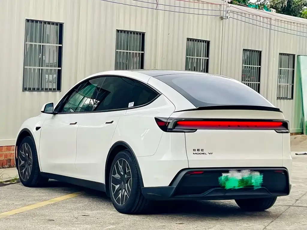 Tesla Model Y L — фото 9