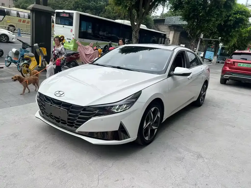 Hyundai Elantra — фото 1