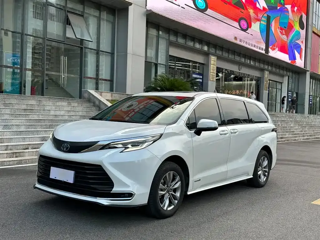 Toyota Sienna — фото 1