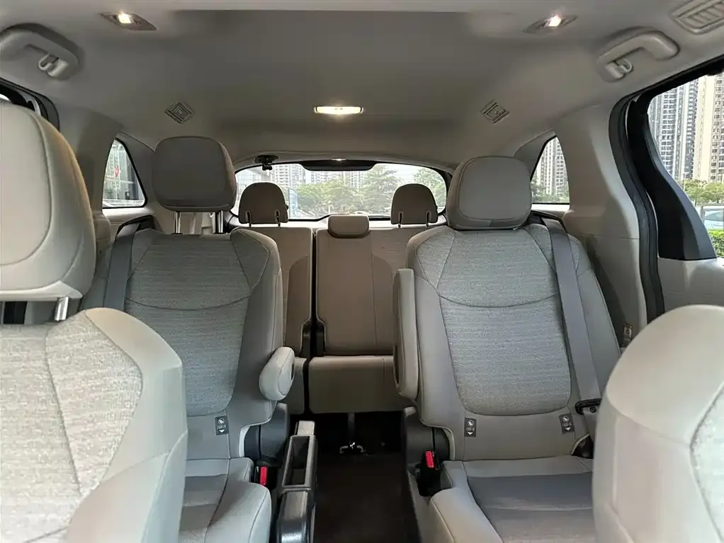 Toyota Sienna — фото 2