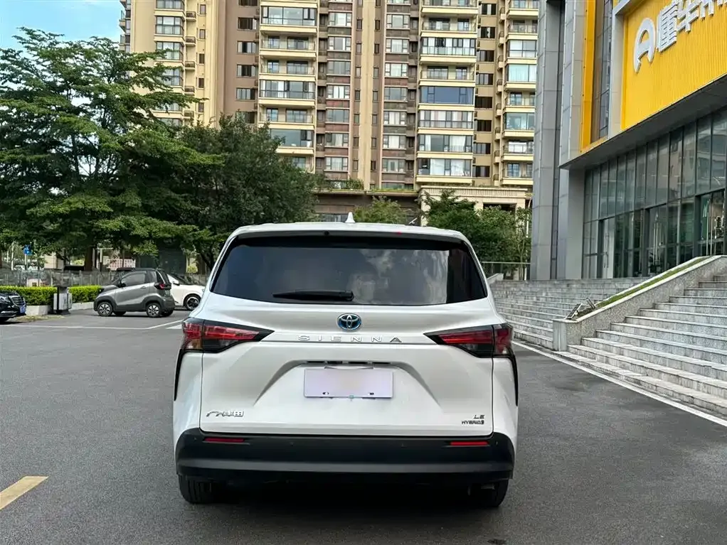 Toyota Sienna — фото 10