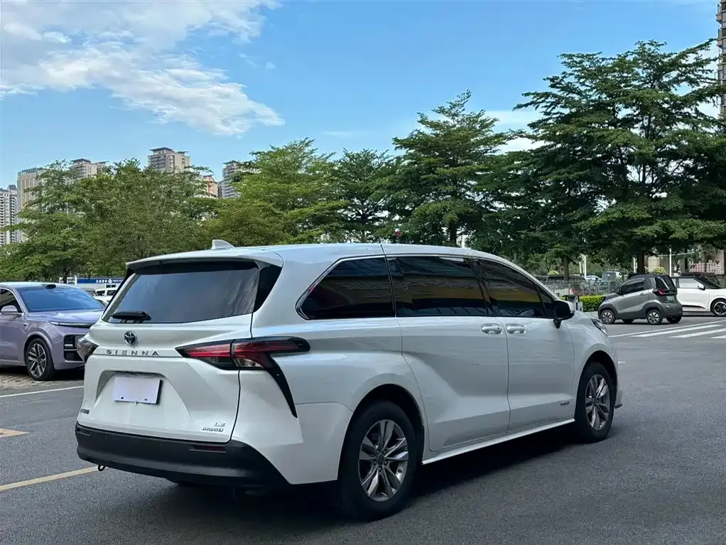 Toyota Sienna — фото 8