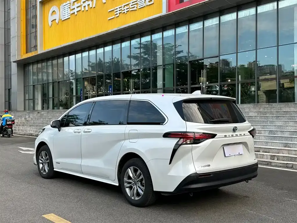 Toyota Sienna — фото 5