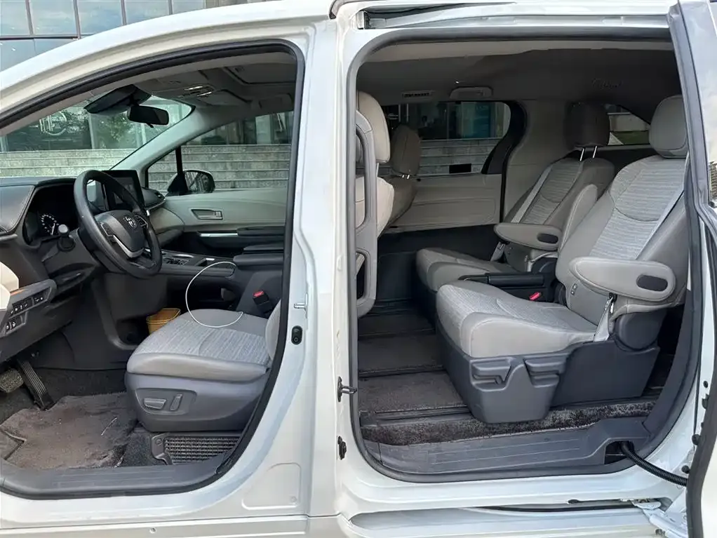 Toyota Sienna — фото 6