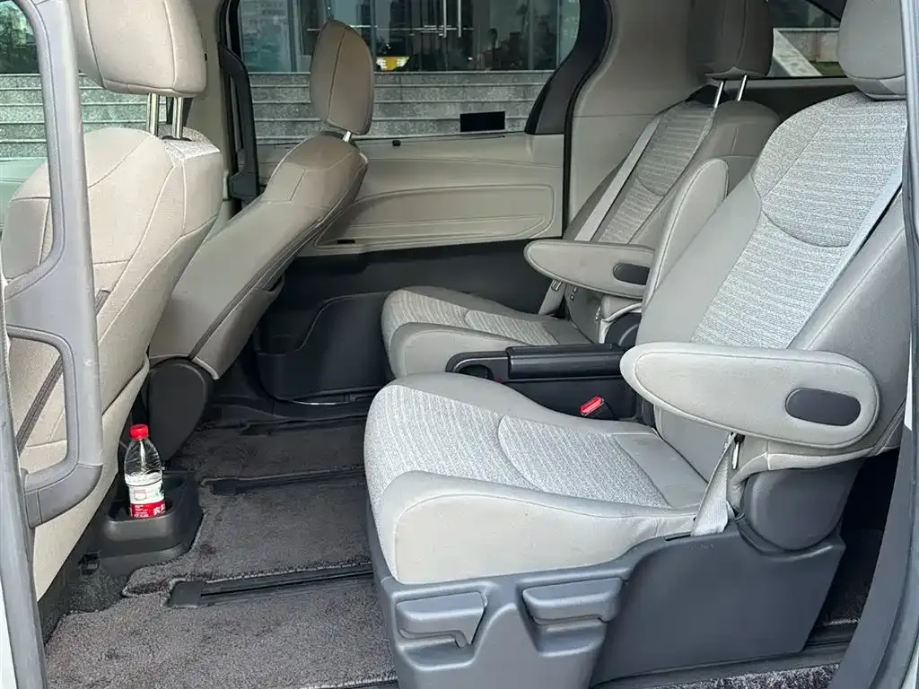 Toyota Sienna — фото 3