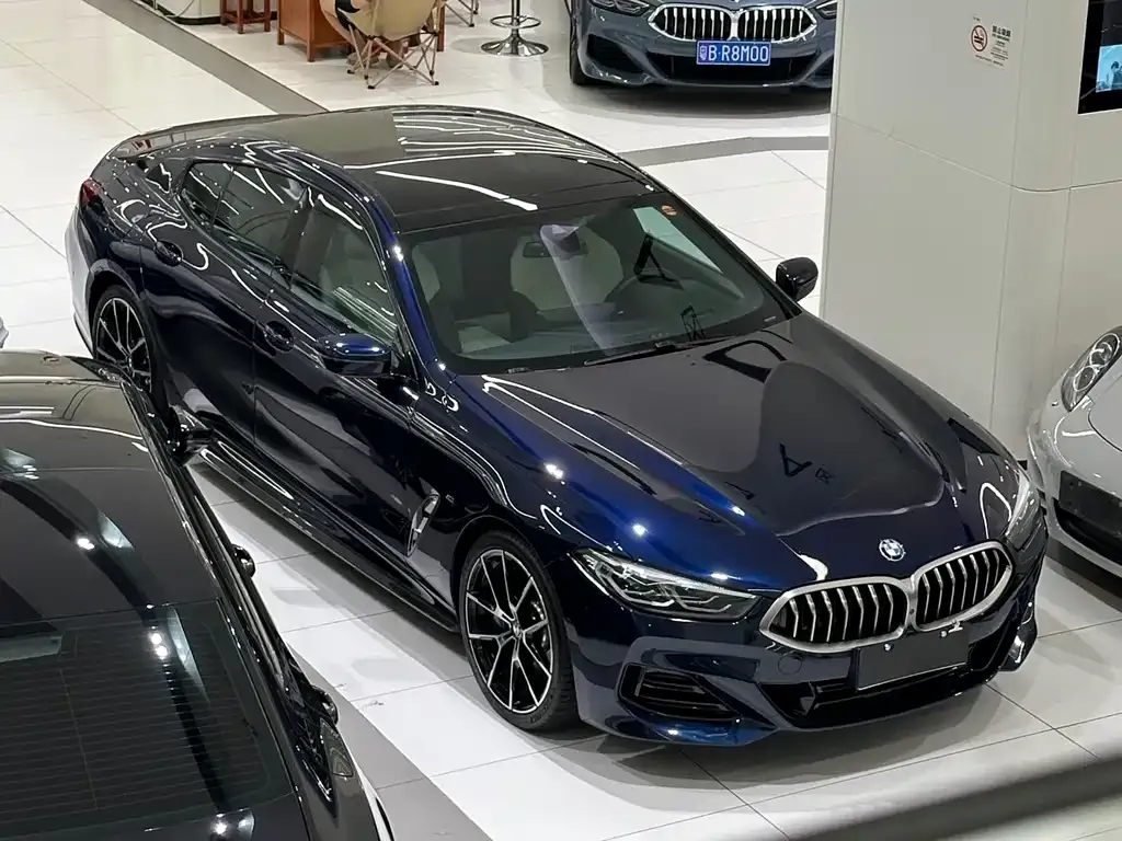 BMW 8 Series — фото 1