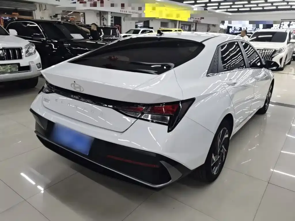 Hyundai Elantra — фото 3