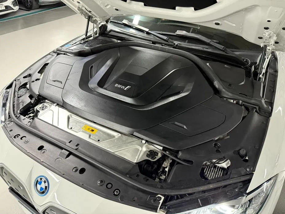 BMW i4 — фото 10