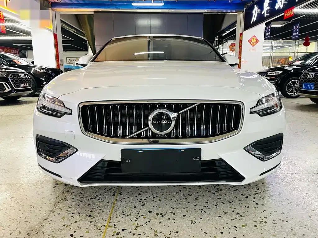 Volvo S60 — фото 1