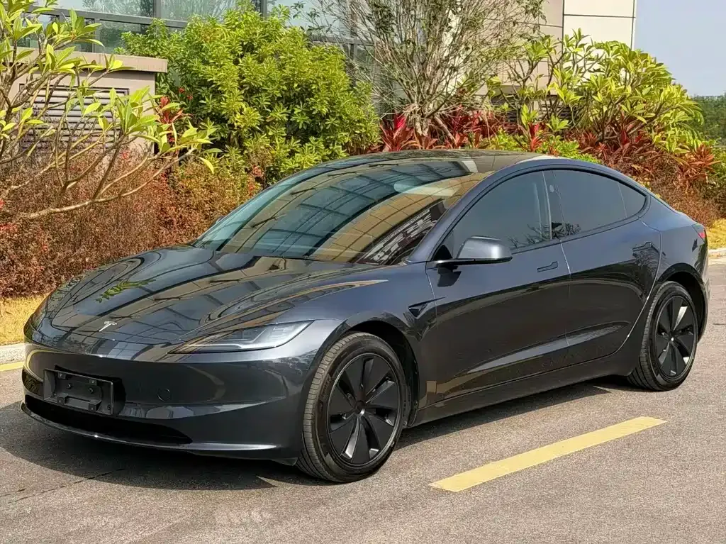 Tesla Model 3 — фото 1
