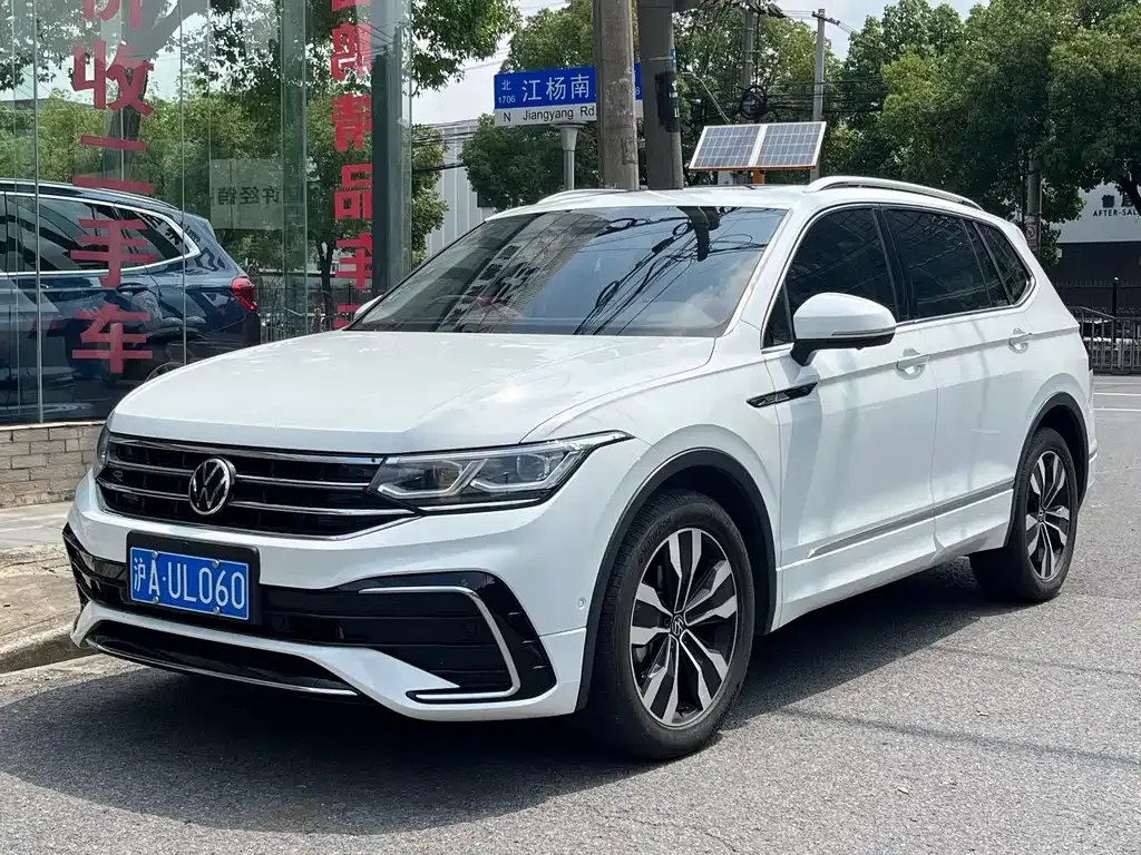 Volkswagen Tiguan L — фото 1