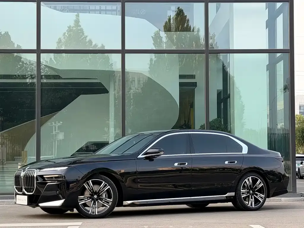 BMW 7 Series — фото 1