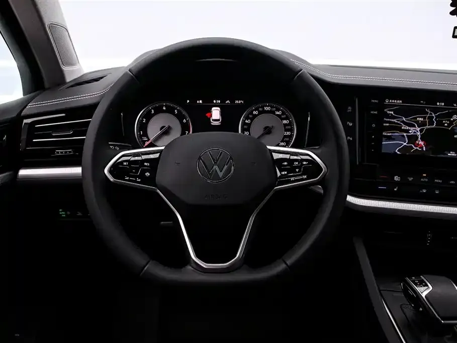 Volkswagen Touareg — фото 7