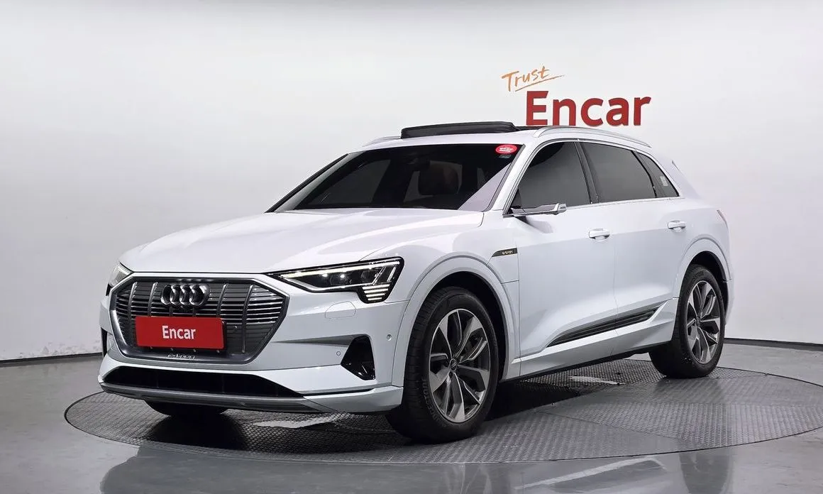 Audi e-tron — фото 1