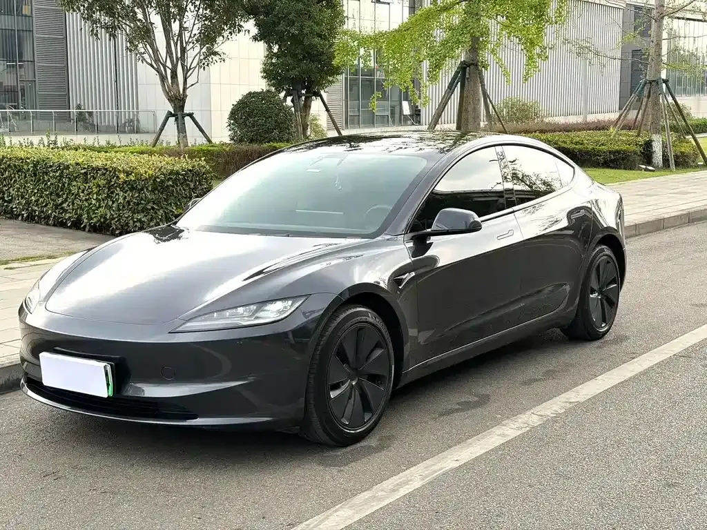 Tesla Model 3 — фото 1